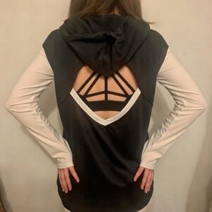 NWOT 2 Liv Long Sleeve Hooded Top with Cutout Sz Large